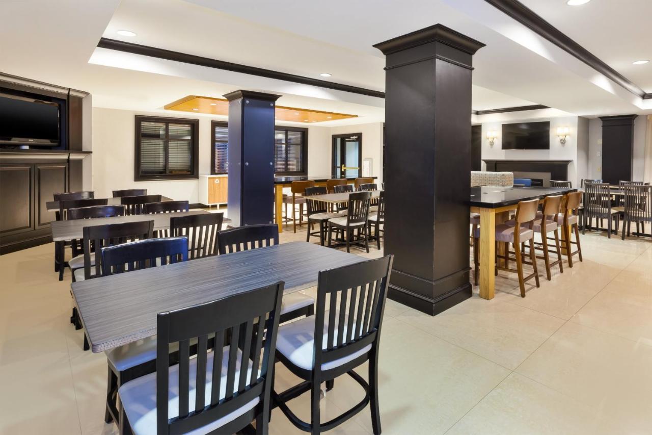 Holiday Inn Express Hotel & Suites Warminster-Horsham By Ihg Exteriör bild