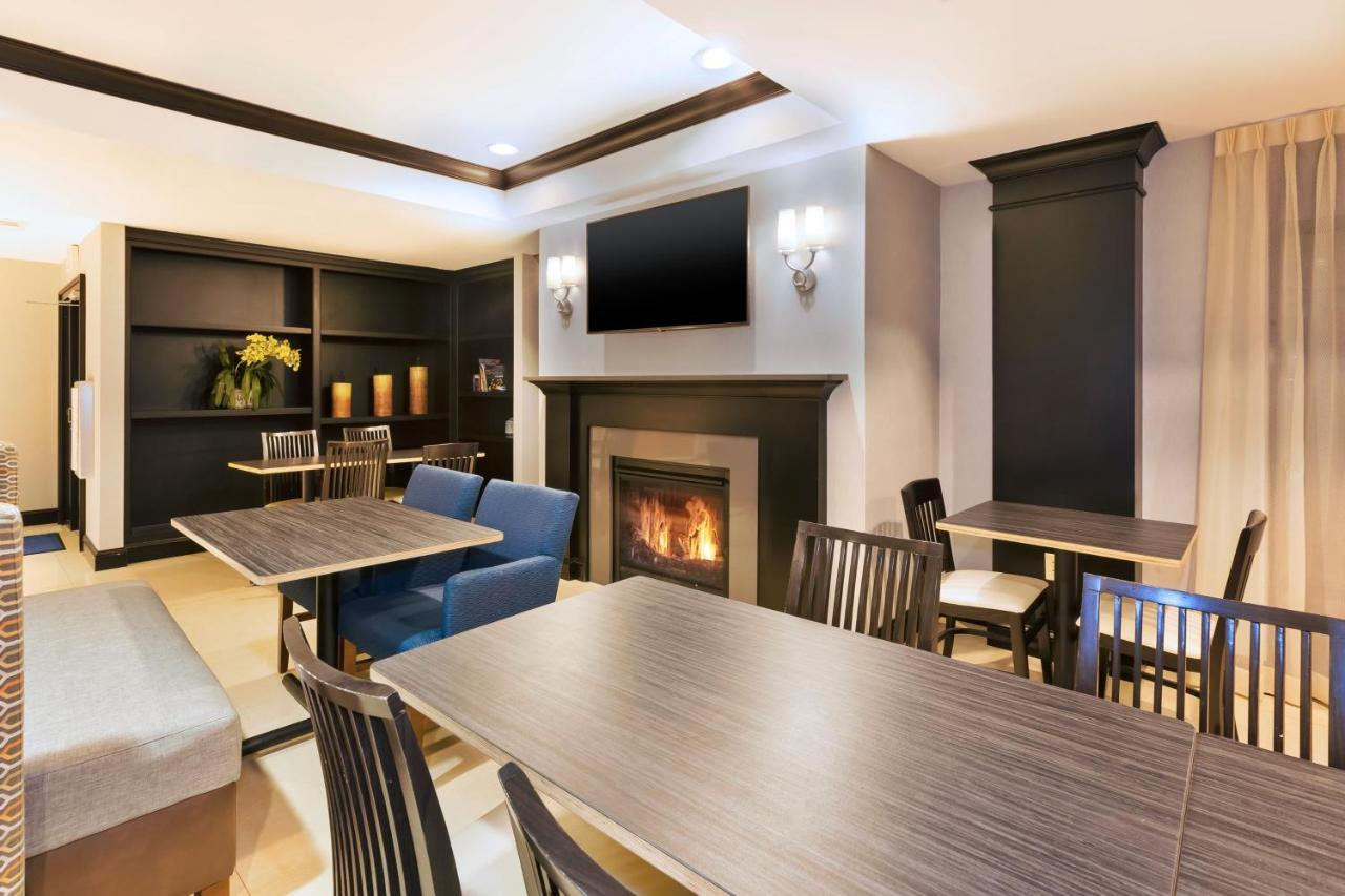 Holiday Inn Express Hotel & Suites Warminster-Horsham By Ihg Exteriör bild