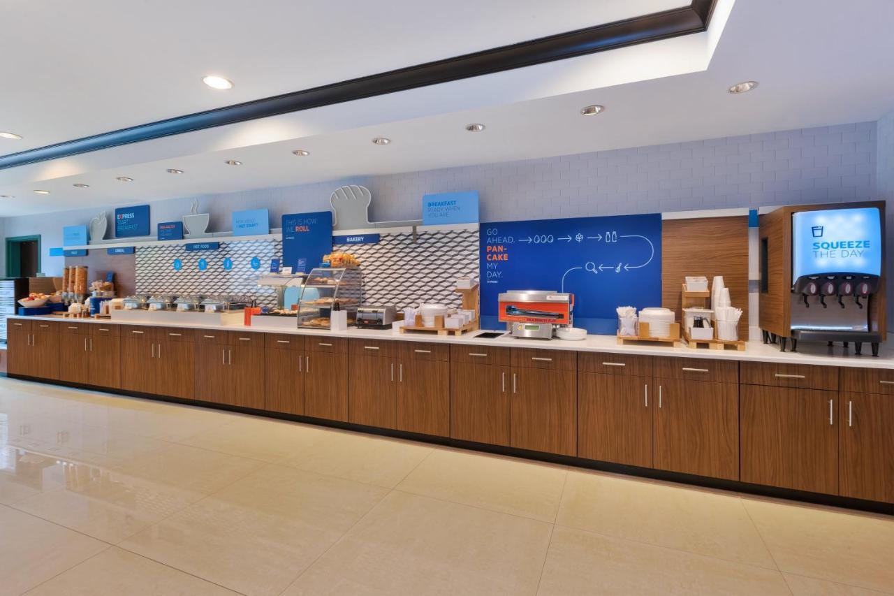 Holiday Inn Express Hotel & Suites Warminster-Horsham By Ihg Exteriör bild