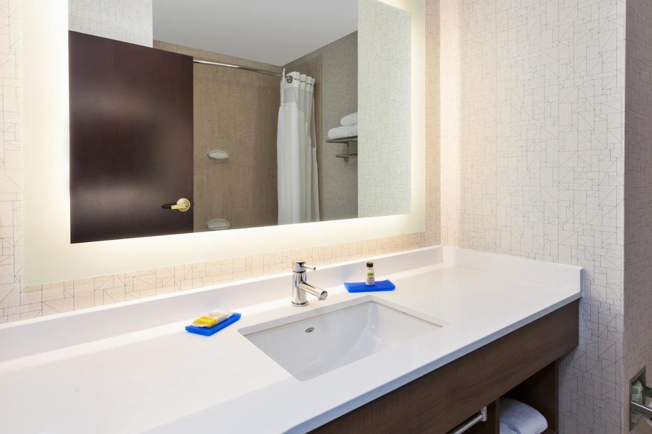 Holiday Inn Express Hotel & Suites Warminster-Horsham By Ihg Exteriör bild