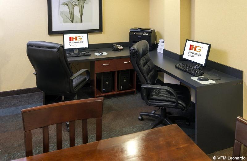 Holiday Inn Express Hotel & Suites Warminster-Horsham By Ihg Exteriör bild