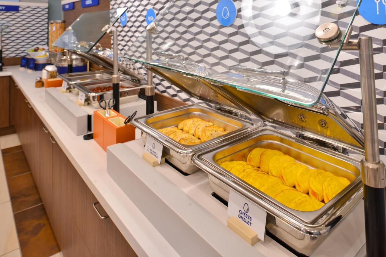 Holiday Inn Express Hotel & Suites Warminster-Horsham By Ihg Exteriör bild