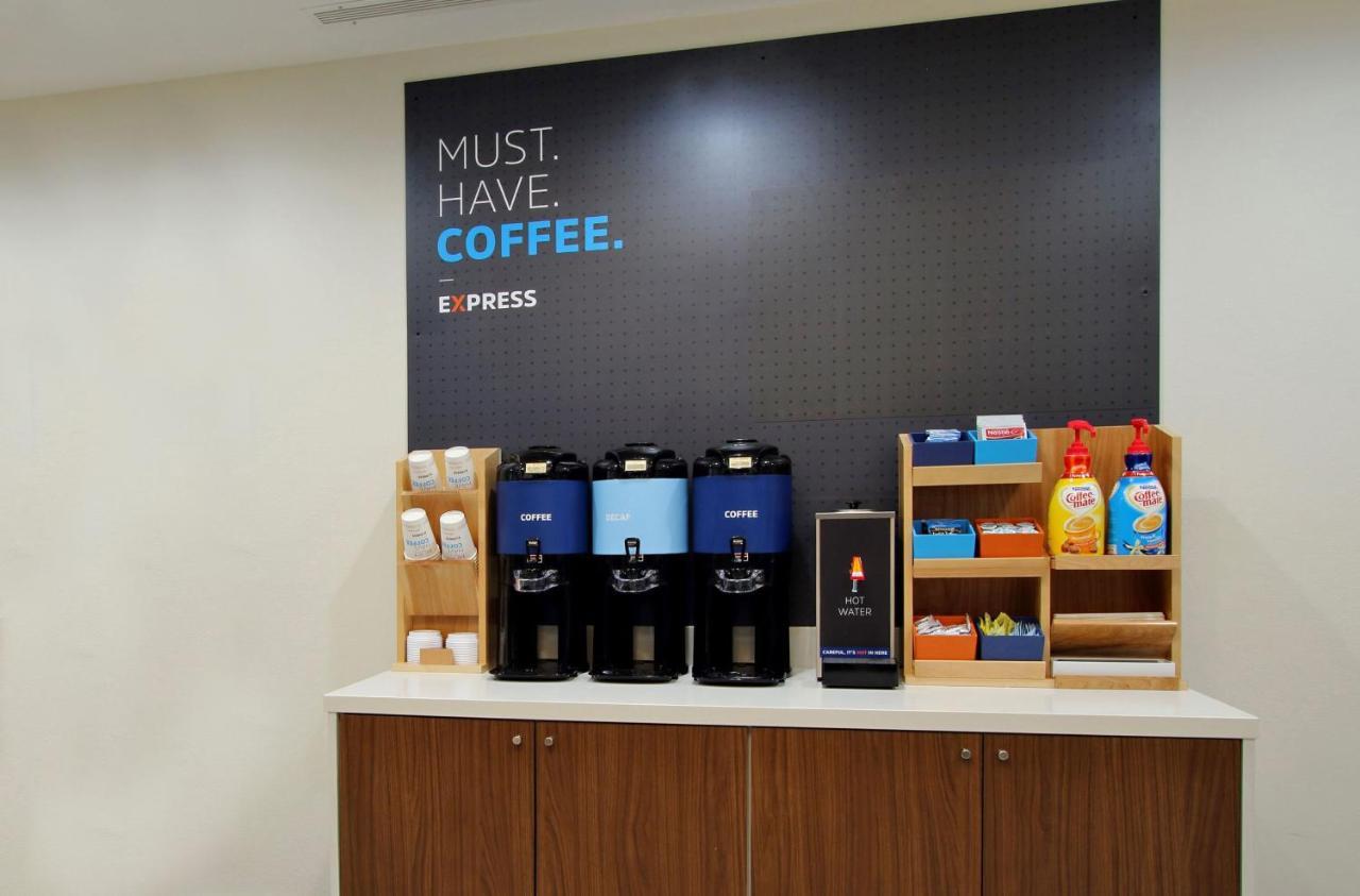 Holiday Inn Express Hotel & Suites Warminster-Horsham By Ihg Exteriör bild