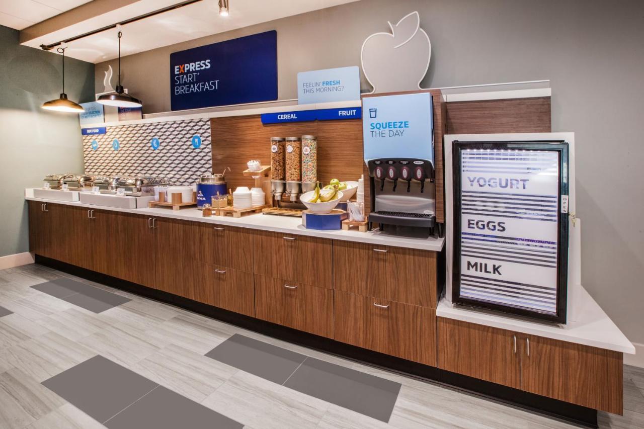 Holiday Inn Express Hotel & Suites Warminster-Horsham By Ihg Exteriör bild