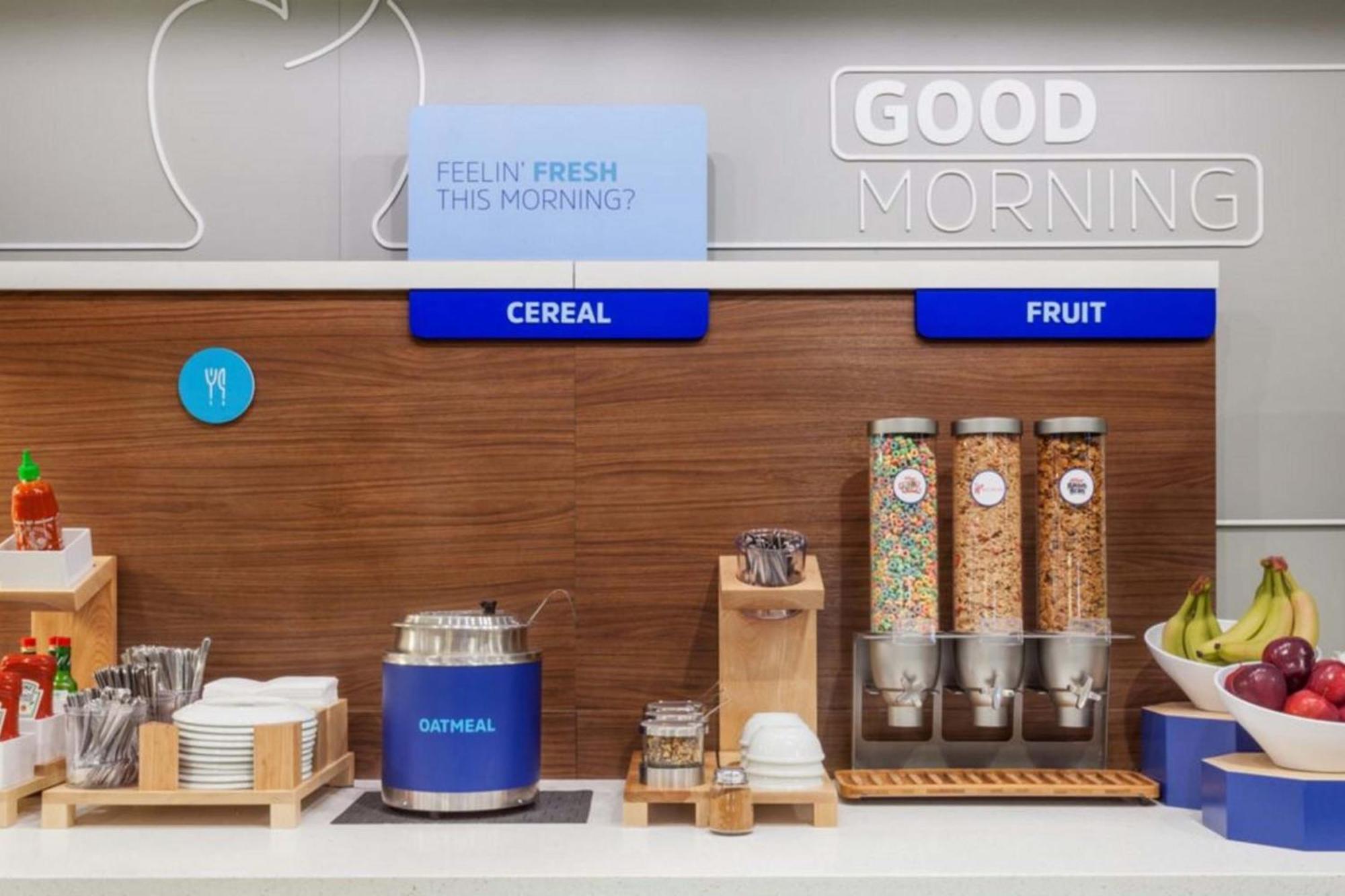 Holiday Inn Express Hotel & Suites Warminster-Horsham By Ihg Exteriör bild